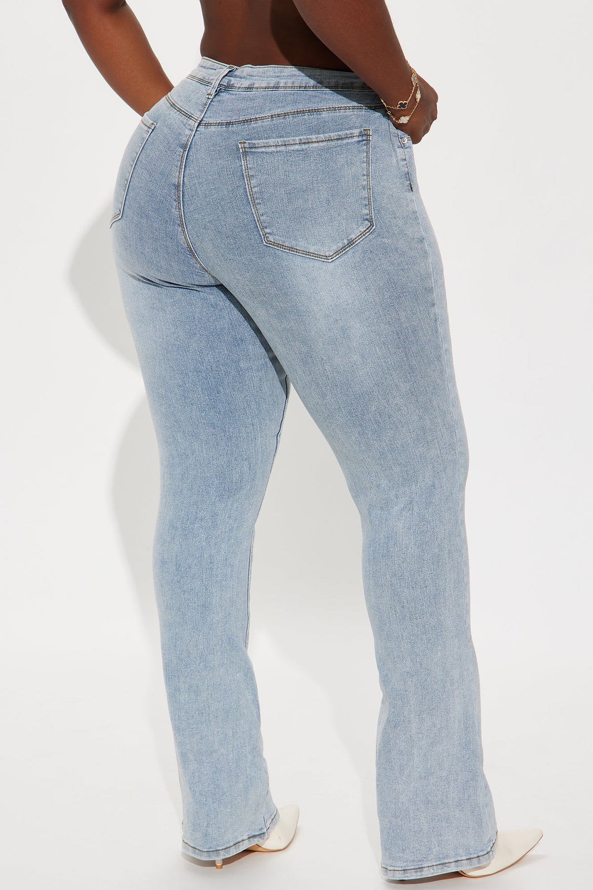 Getting The Boot Mid Rise Jeans - Light Wash