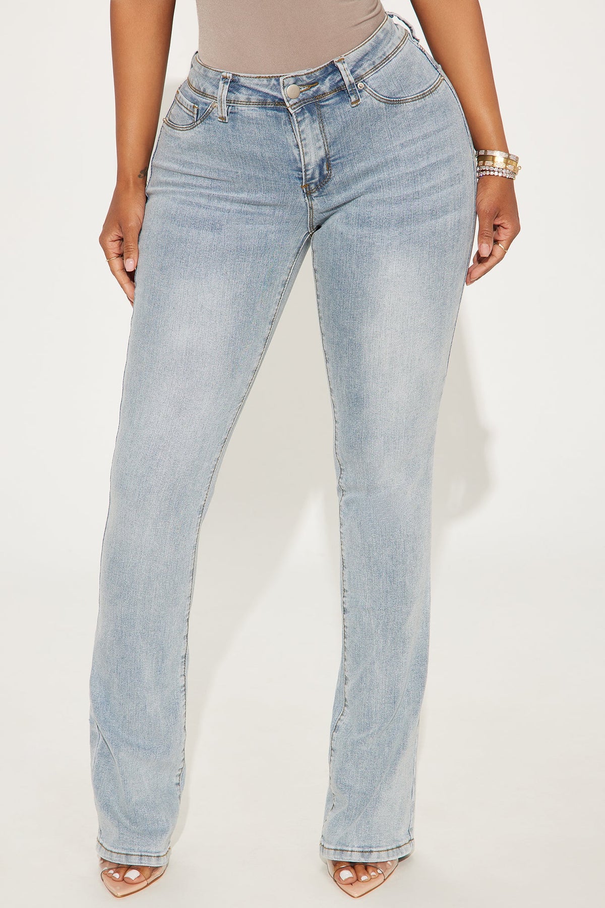 Getting The Boot Mid Rise Jeans - Light Wash
